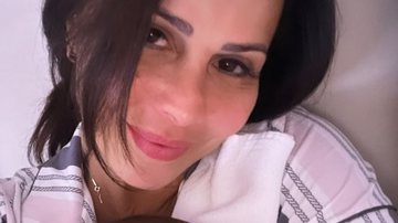 A atriz Viviane Araújo surge sem maquiagem agarradinha do filho, Joaquim: "Tão fofo" - Reprodução/Instagram