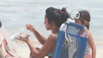 Gente como a gente! Yanna Lavigne vai à praia e divide marmita de R$ 10 com as filhas - AgNews