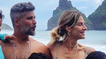 O casal Giovanna Ewbank e Bruno Gagliasso curtem Noronha com os três filhos, Titi, Bless e Zyan: "Primeira vez" - Reprodução/Instagram
