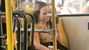 Larissa Manoela foi fotografada mexendo no celular dentro de um ônibus - Reprodução/Instagram
