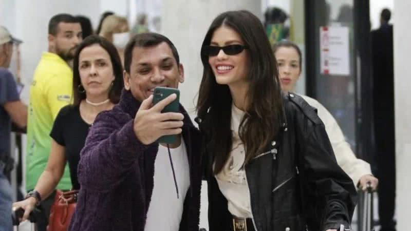 A atriz Vitória Strada realiza desejo de fã em aeroporto no Rio de Janeiro e esbanja simpatia; confira - Reprodução/AgNews