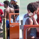 Os atores Ícaro Silva e Johnny Massaro trocaram beijos durante a gravação de uma série em uma praia no Rio de Janeiro; veja - Reprodução/AgNews