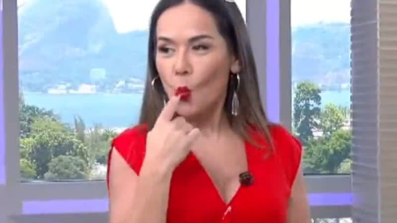 Isabele Benita faz gesto obsceno ao vivo no SBT e choca colegas - Reprodução/SBT