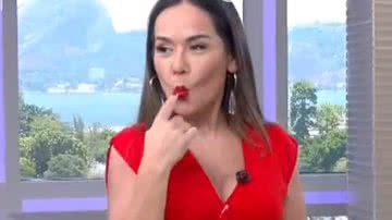 Isabele Benita faz gesto obsceno ao vivo no SBT e choca colegas - Reprodução/SBT