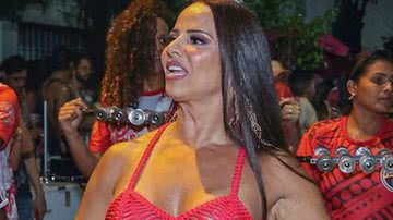 De look recortado, Viviane Araújo dispensa roupa íntima em ensaio de Carnaval - AgNews/Anderson Borde