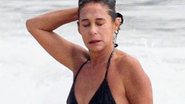 Aos 58 anos, Andréa Beltrão se refresca com abdômen sarado à mostra na praia - AgNews/Daniel Delmiro