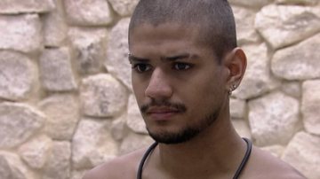 O ator Gabriel Santana revela motivo de não ter tatuagens em conversa no Big Brother Brasil 23: "Medo de perder" - Reprodução/Globo
