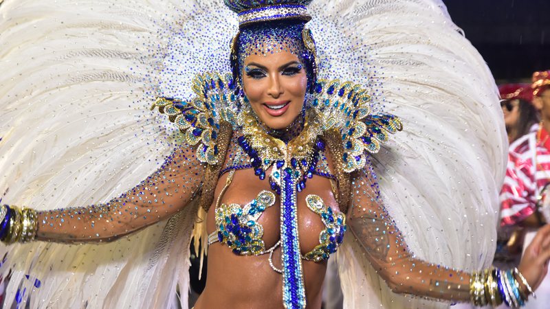 Carla Prata fica a milímetros de mostrar tudo com fantasia estilo biquíni em São Paulo - AgNews/Leo Franco