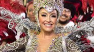Com look cravejado de cristais, Carla Diaz arrasa em decote até o umbigo em estreia no Carnaval de São Paulo - AgNews/Leo Franco