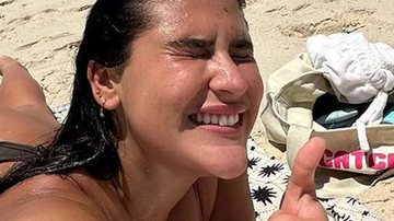 Filha de Flávia Alessandra, Giulia Costa bronzeia bumbum de biquíni na praia - Reprodução/Instagram