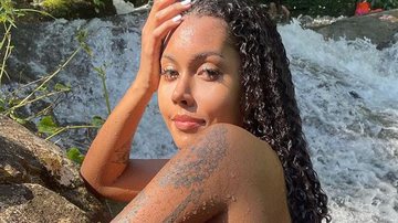 Com rosto repaginado, irmã de Gracyanne Barbosa curte banho de cachoeira de fio-dental - Reprodução/Instagram