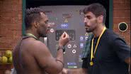 Os brothers Cara de Sapato e Fred Nicácio trocam acusações na cozinha do Big Brother Brasil 23: "Indiferente" - Reprodução/Globo