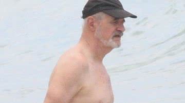 Aos 70 anos, Marcos Caruso é flagrado de sunga na praia e ostenta corpo em forma - AgNews/Daniel Delmiro