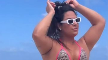 Mulher Melancia vai à praia de biquíni fio-dental - Reprodução/ Instagram