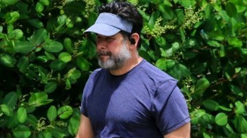 Que homem! Murilo Benício exibe corpo tipo 'pai de família' com barriguinha saliente - AgNews