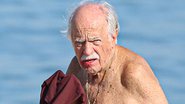 Aos 90 anos, Ary Fontoura faz raríssima aparição na praia de sunga vermelha - AgNews/Delson Silva