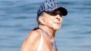 Aos 82 anos, Betty Faria curte praia de maiô e surpreende com corpão intacto - AgNews/Daniel Delmiro