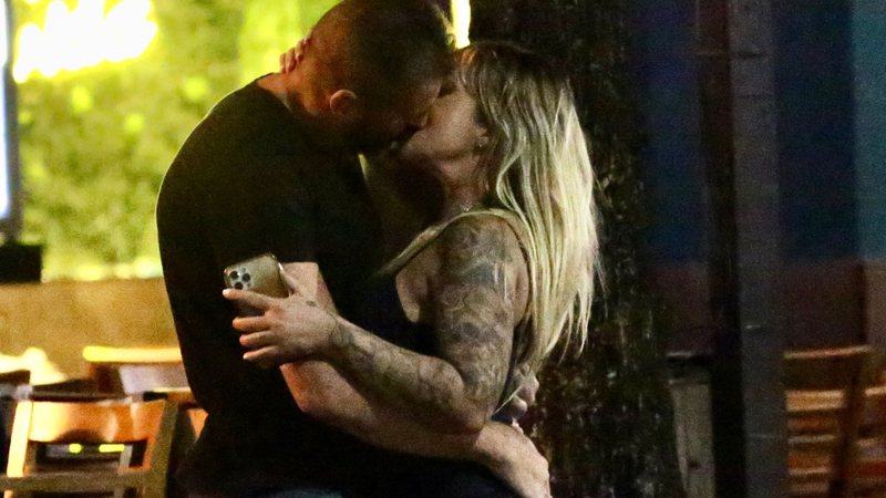 Ex de Gloria Maria é flagrado aos beijos com atriz pornô em barzinho no Rio - AgNews