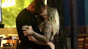 Ex de Gloria Maria é flagrado aos beijos com atriz pornô em barzinho no Rio - AgNews