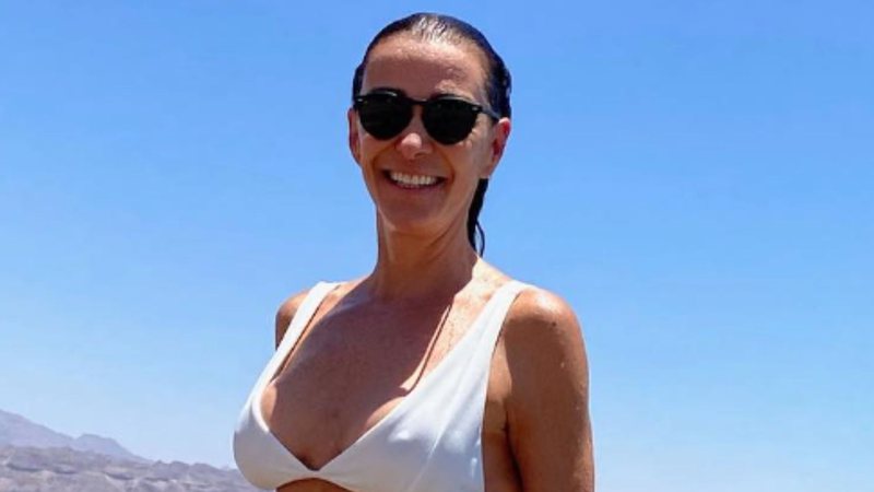De biquíni branco, Monica Martelli exibe corpo real e impressiona fãs: "Espetacular" - Reprodução/ Instagram