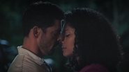 Terra e Paixão: Aline esquece Daniel e se entrega em beijo de Caio - Reprodução/TV Globo