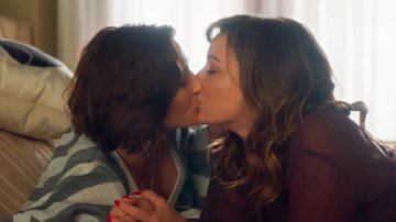 As personagens Helena e Clara se beijam na novela 'Vai na Fé' e web enlouquece: "Cena delicada" - Reprodução/Globo