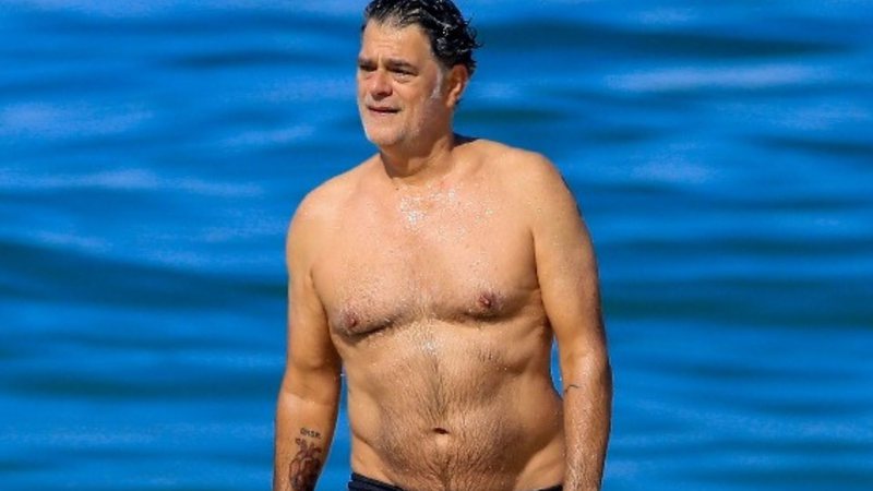 Molhado, Eduardo Moscovis marca intimidade em flagra na praia e volume chama atenção - JC Pereira / AgNews