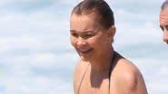 Aos 59 anos, Julia Lemmertz faz rara aparição de biquíni na praia - AgNews/JC Pereira
