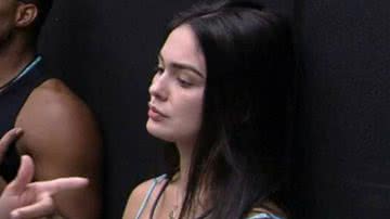 A professora Larissa Santos chora após briga com Key Alves e é acolhida na Casa do Reencontro do BBB23: "Não vai desistir" - Reprodução/Globo