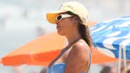 Flávia Alessandra deixa cantinho da virilha tomar sol em dia de praia - AgNews/Dilson Silva