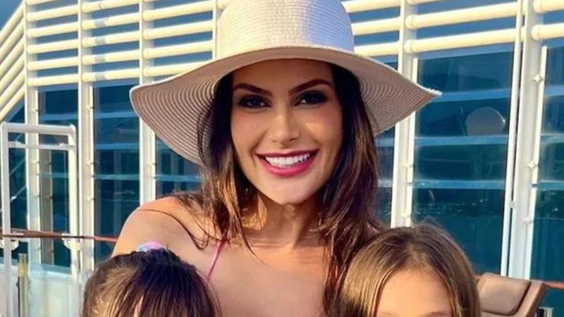 De biquíni, Natália Guimarães posa com as filhas gêmeas: "Estão enormes" - Reprodução/ Instagram