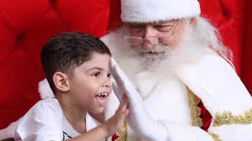 Ao lado do pai, Murilo Huff, o pequeno Leo, filho de Marília Mendonça, surge sorridente com Papai Noel: "Cara da Mãe" - Reprodução/Instagram