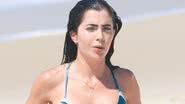 Jade Picon abusa do decote em biquíni minúsculo e vira atração na praia - AgNews/Fabricio Pioyani