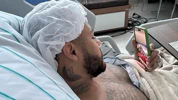 Pai mostra Neymar após cirurgia delicada no joelho - Reprodução/Instagram