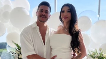 O ator Arthur Aguiar e a empresária Jheny Santucci revelam o sexo do bebê em chá revelação; confira - Reprodução/Instagram