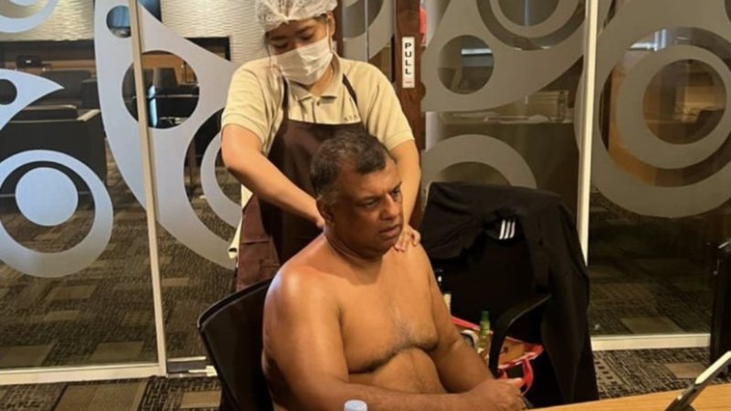 Bilionário é criticado após receber massagem sem camisa durante reunião - Reprodução/X
