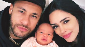 O jogador Neymar Jr. e a influenciadora Bruna Biancardi surgem agarradinhos da filha, Mavie, e questionam: "Com quem parece mais?" - Reprodução/Instagram
