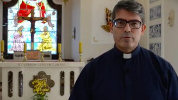 Padre é dispensado pela Igreja após descobrir que será pai - Reprodução/Pastoral Vocacional de Franca