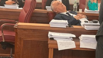 Senador e presidente de time de futebol é flagrado dormindo durante sessão parlamentar - Reprodução/X