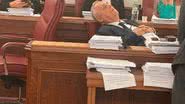 Senador e presidente de time de futebol é flagrado dormindo durante sessão parlamentar - Reprodução/X