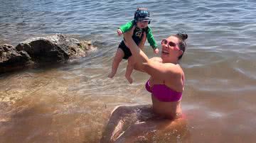 A atriz Claudia Raia desfruta de praia com filho caçula, Luca: "Prainha com a mamãe" - Reprodução/Instagram
