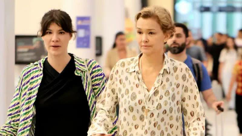 A atriz Júlia Lemmertz e a filha desembarcam em aeroporto do Rio de Janeiro para espetáculo; saiba mais - Reprodução/AgNews