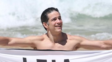 Na praia, Mateus Solano tem atitude corajosa e manda recado político estampado em canga - AgNews