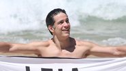 Na praia, Mateus Solano tem atitude corajosa e manda recado político estampado em canga - AgNews