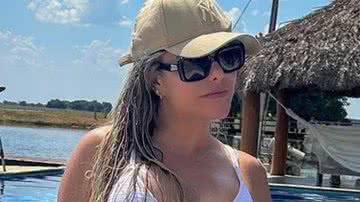 Esposa de Leonardo escancara tanquinho de biquíni e incendeia web: "Sem defeitos" - Reprodução/Instagram