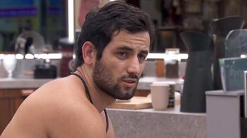 Após uma noite agitada, Matteus se sente traído por brothers do Big Brother Brasil 24; saiba o que aconteceu - Reprodução/Globo