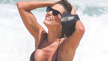 Deborah Secco fica com biquíni no limite do obsceno em dia de praia - AgNews/Dilson Silva