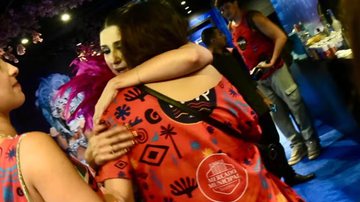 Madura! Dani Calabresa abraça ex-mulher de Marcelo Adnet em camarote da Sapucaí - RT Fotografia