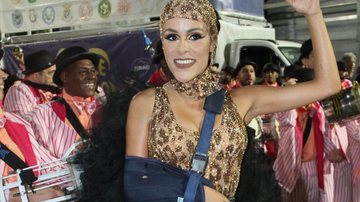 Rainha de Bateria da São Clemente desfila toda machucada e com braço imobilizado - AgNews/Graça Paes