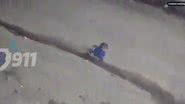 Câmera de segurança flagra bebê engatinhando na rua - Foto: Reprodução/X